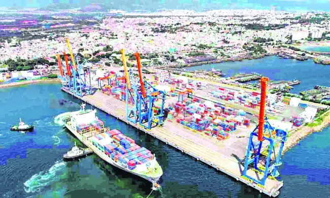 పోర్టును గాలికొదిలేశారు..! 