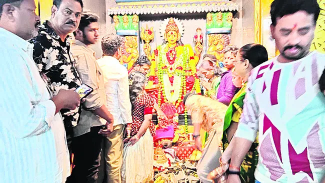 నూకాంబికకు పూజలు 