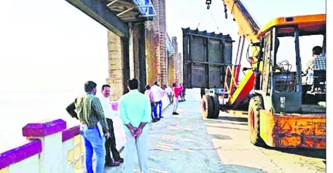 చురుగ్గా డ్యామ్‌పై కొత్తగేట్ల పనులు