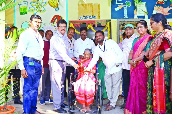 ఓటేసిన శతాధిక వృద్ధురాలు