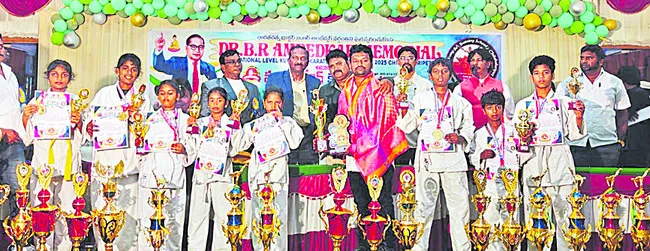 కరాటేలో వేటపాలెం విద్యార్థుల ప్రతిభ 