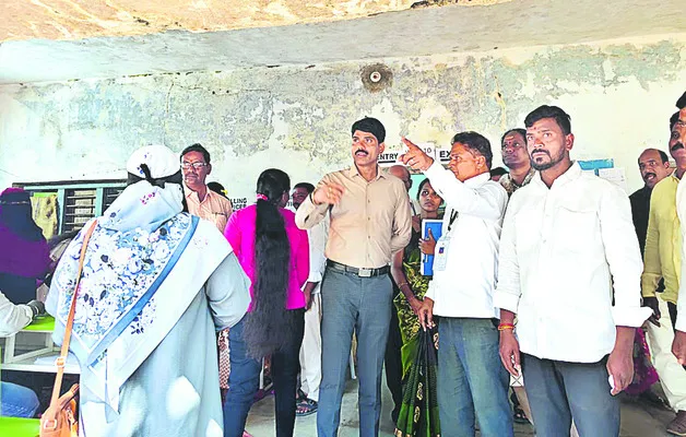 పోలింగ్‌ సరళి పరిశీలించిన కలెక్టర్‌