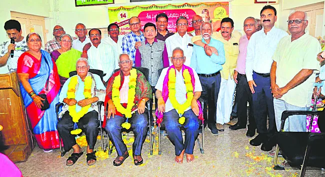 చదువులమ్మ చెట్టు నీడలో..! 