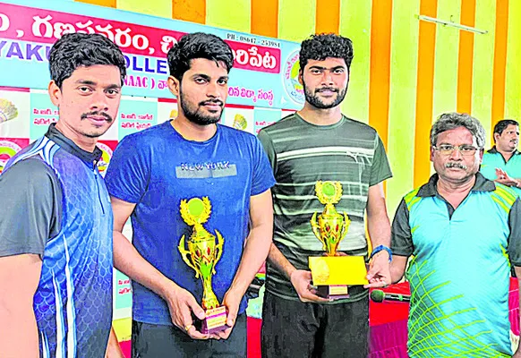 షటిల్‌ డబుల్స్‌ టోర్నమెంట్‌ విజేత విజయవాడ జట్టు 