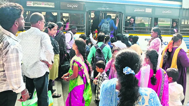 కిటకిటలాడిన ఆర్టీసీ కాంప్లెక్స్‌   