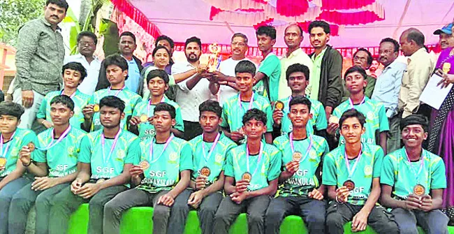 పోర్టు వాహనాల అడ్డగింత 