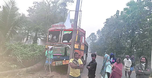 విద్యుత్‌ స్తంభాన్ని ఢీకొన్న పాల వ్యాన్‌ 