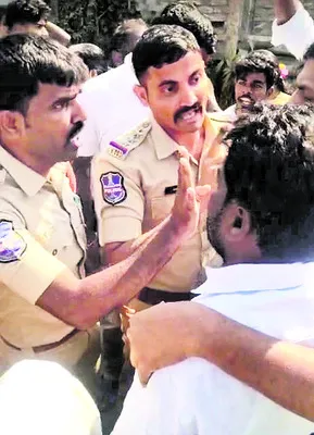 ఖాజీపూర్‌లో ఉద్రిక్తత 