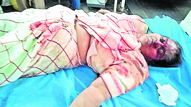 కారు ఢీకొని మహిళ మృతి 