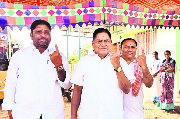 ఓటేసిన మాజీ ఎమ్మెల్యే రెడ్యానాయక్‌
