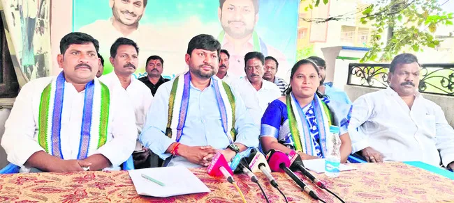 ప్రశ్నిస్తే దేశద్రోహులంటారా..? 