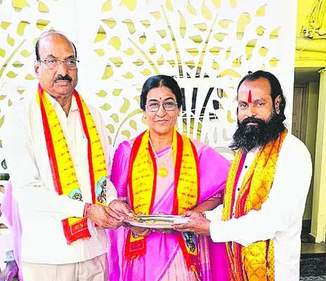 ఎమ్మెల్సీకి సీతారాముల తలంబ్రాలు 