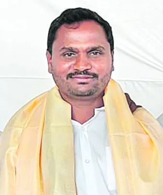 వాహనం అదుపుతప్పి.. డివైడర్‌ను ఢీకొట్టి 