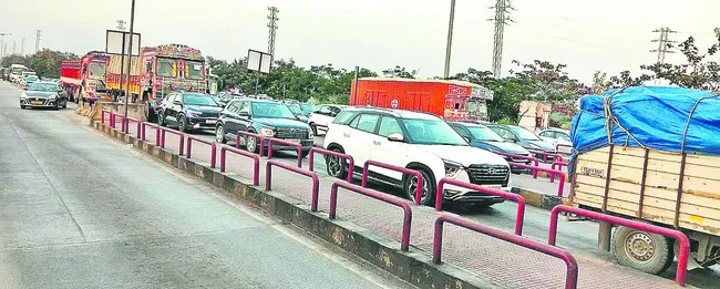 టోల్‌ ప్లాజా వద్ద నిలిచిన వాహనాలు