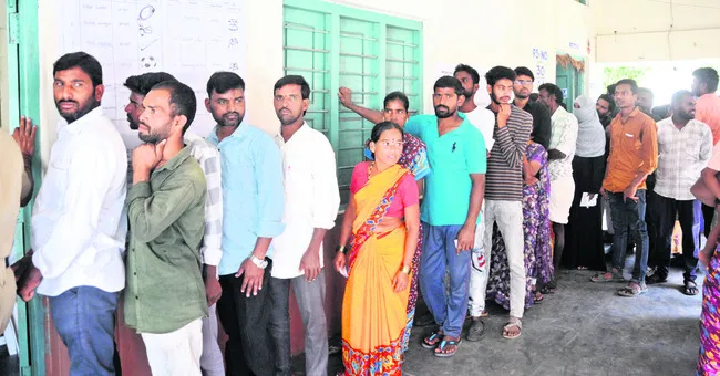 పాలమూరులో అధికార పార్టీ జోరు 