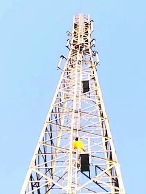 సెల్‌టవర్‌ ఎక్కి హల్‌చల్‌  