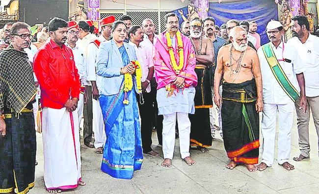 అయ్యప్ప సన్నిధిలో  హైకోర్టు న్యాయమూర్తి 