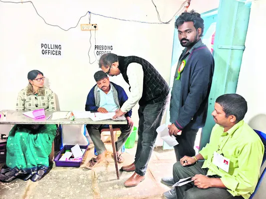 వెబ్‌ కాస్టింగ్‌ ద్వారా పోలింగ్‌ పరిశీలన