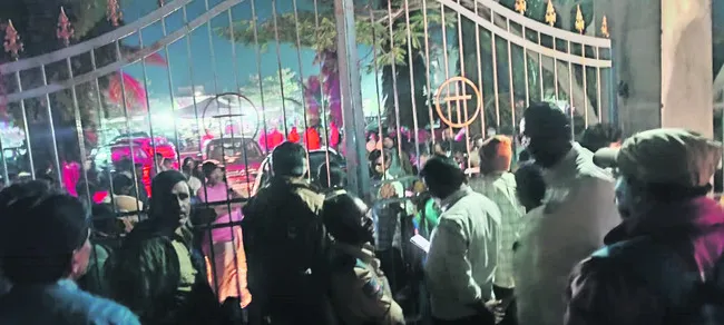 రెమ్యూనరేషన్‌ ఇవ్వలేదని  ధర్నా 