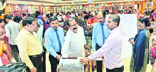 శుభమస్తు షాపింగ్‌మాల్లో లక్కీ డ్రా 