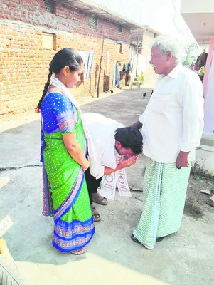 కాళ్లు మొక్కి .. ఓటు అభ్యర్థించి.. 