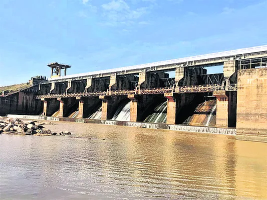 ప్రమాదకరంగా  జలాశయంలో నీటి నిల్వ  
