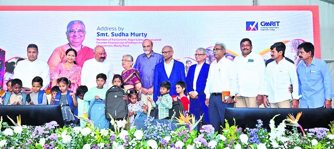 ఆంగ్ల భాషపై పట్టు సాధించాలి 