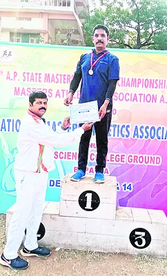 పతకాలు పట్టిన పైలెట్‌