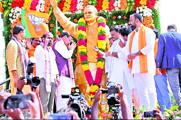 మదనపల్లెలో వాజ్‌పేయి విగ్రహావిష్కరణ 