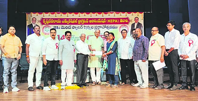 ఉపకార వేతనాలతో ఉన్నతస్థాయికి ఎదగాలి 