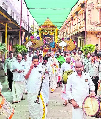 రత్నగిరికి పోటెత్తిన భక్తులు