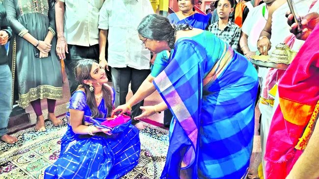 కనకమహాలక్ష్మి సేవలో నటి శ్రీలీల 