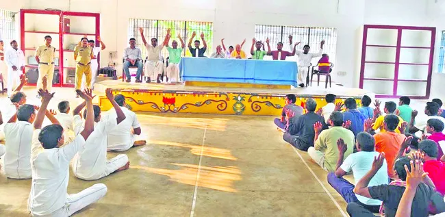 ఖైదీలకు భగవద్గీత పారాయణం 