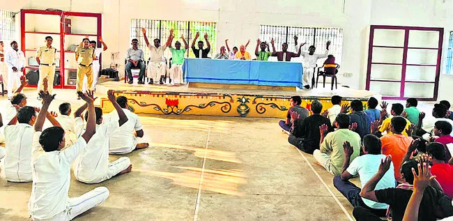 ఖైదీలకు భగవద్గీత పారాయణం 