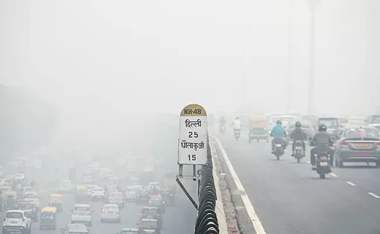 దట్టమైన పొగ మంచు.. ఢిల్లీ అతలాకుతలం