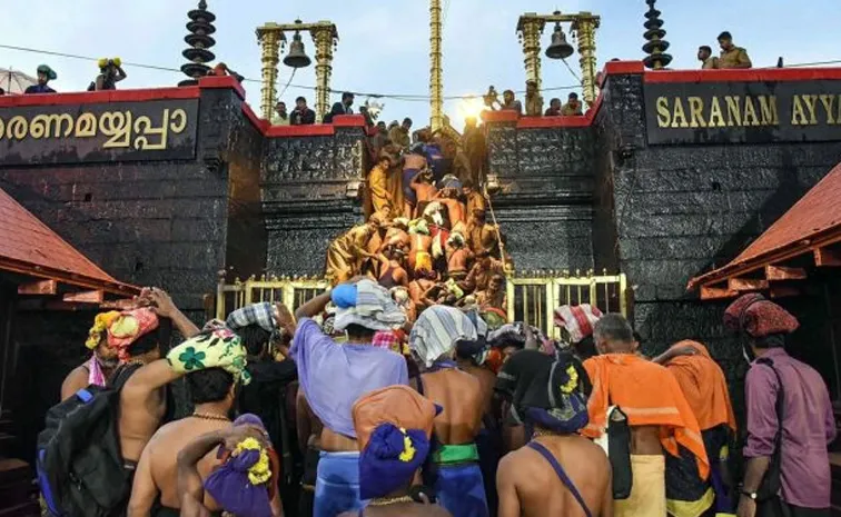 Devotees continue to  Sabarimala