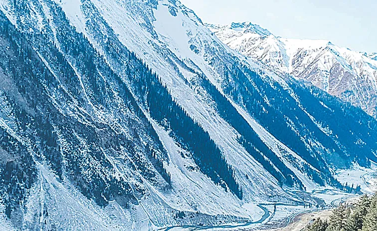 Light snowfall in Kashmir mountains offers brief relief amid severe dry spell 