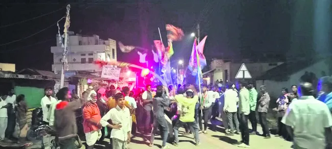 చెయ్యెత్తిన పల్లెలు..