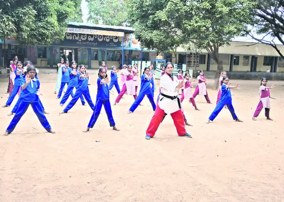 బాలికలకు స్వీయ రక్షణ 