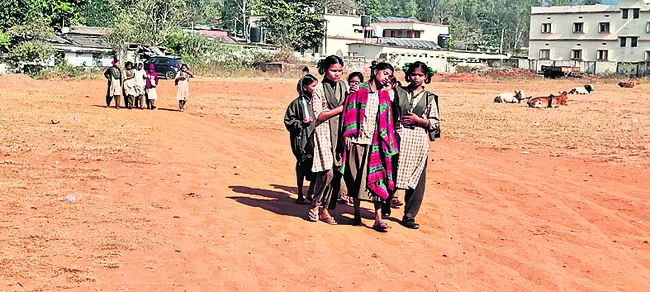 ఆస్పత్రికి వెళ్లేందుకు మాకు మేమే తోడు