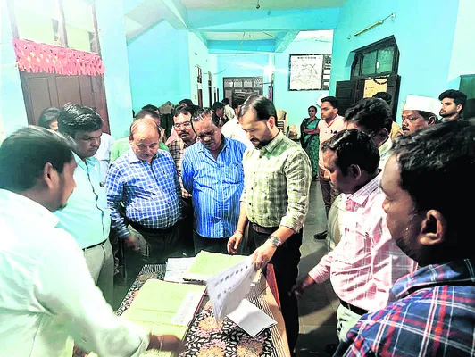 సామగ్రి సక్రమంగా పంపిణీ చేయాలి