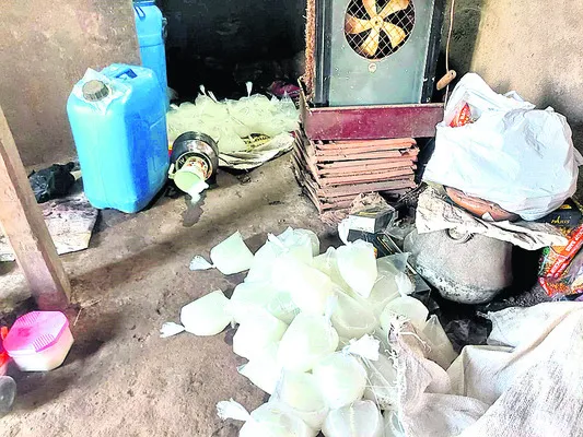 కల్తీ ఈత కల్లు తయారీ  స్థావరంపై దాడి
