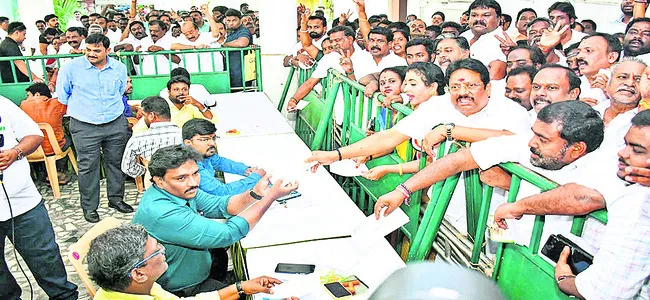 అన్నాడీఎంకేలో దరఖాస్తుల సందడి 