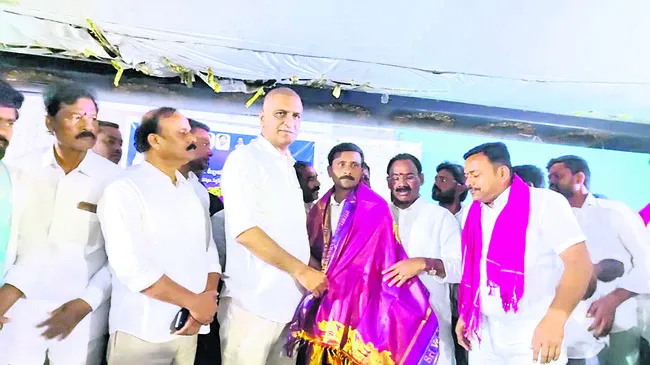 సర్పంచ్‌లకు హరీష్‌రావు సత్కారం