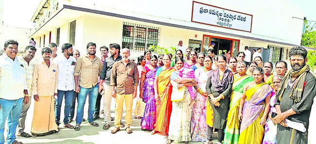 కబ్జాకు యత్నిస్తున్నారు 