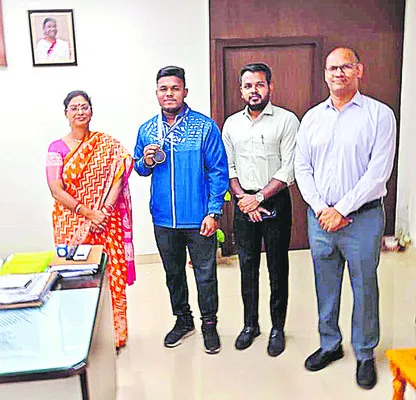 రైల్వే వెయిట్‌ లిఫ్టింగ్‌ పోటీల్లో డివిజన్‌కు రజత పతకం 