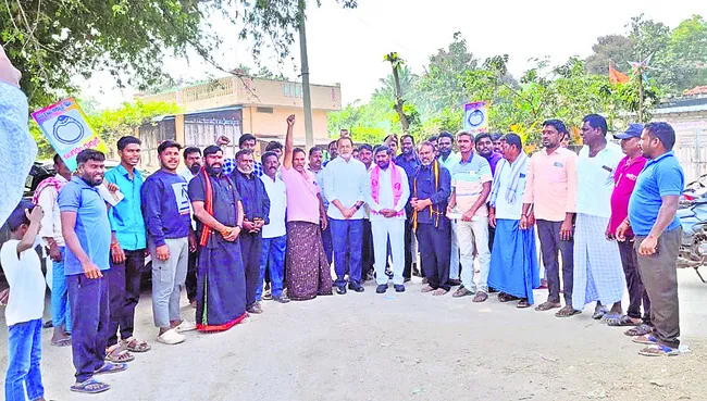 కాంగ్రెస్‌ కార్యకర్తలుగా పనిచేస్తున్న పోలీసులు