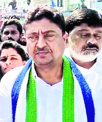 దోచుకో.. పంచుకో.. తినుకో..  
