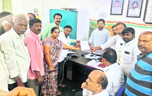 పార్టీ ఫిరాయింపుదారులపై అనర్హత వేటు వేయండి 