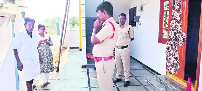 పట్టపగలు ఇంట్లోకి చొరబడి చోరీ 